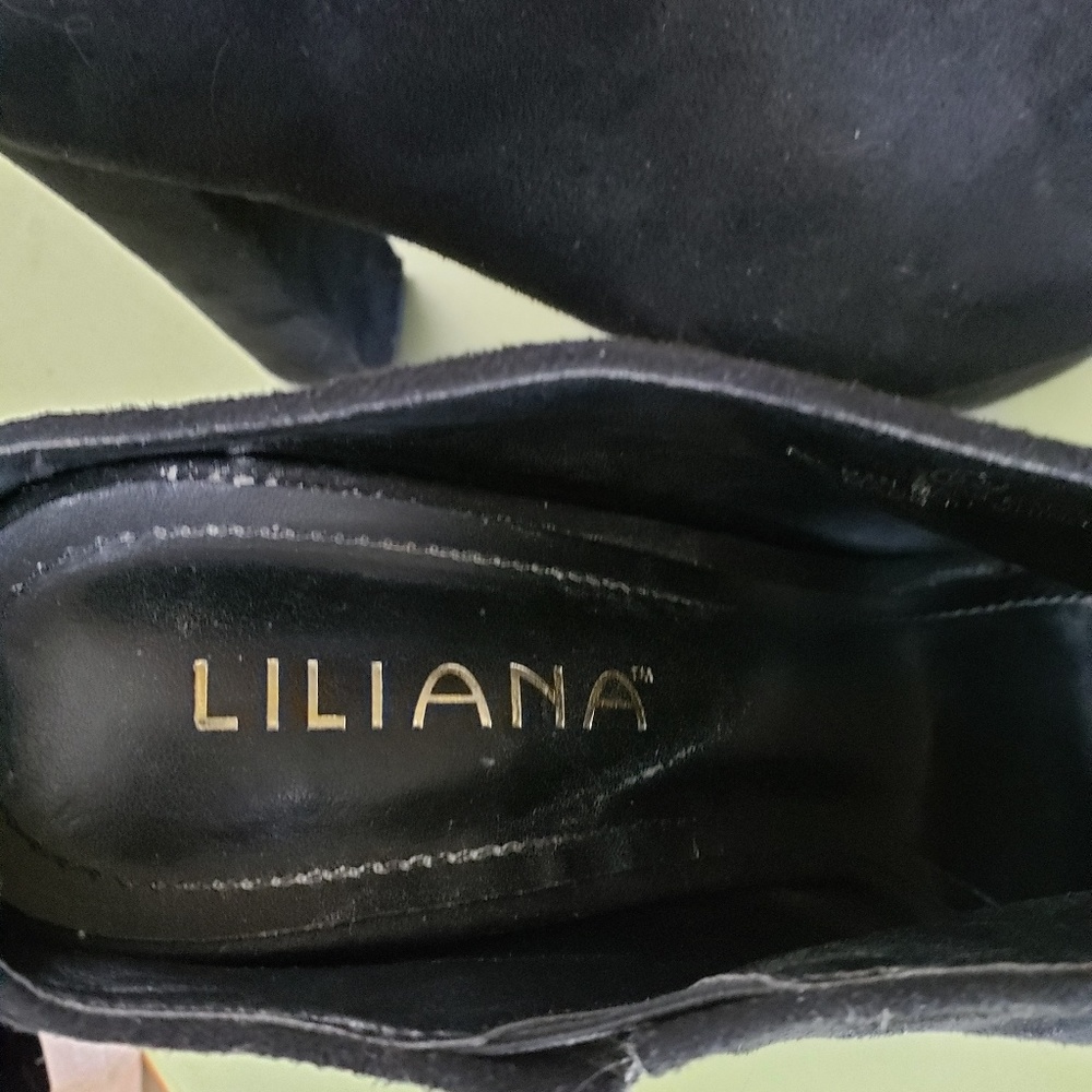 Lilianna Slides size 8. Black suede.